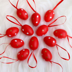 Dekor műanyag tojás 3x4cm piros/pöttyös 12db