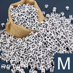 Kép 1/2 - Műanyag kocka betűgyöngy 7x7mm &quot;M&quot;