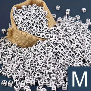 Kép 1/2 - Műanyag kocka betűgyöngy 7x7mm "M"