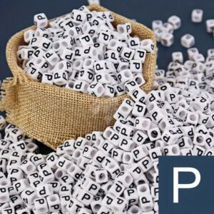 Kép 1/2 - Műanyag kocka betűgyöngy 7x7mm "P"