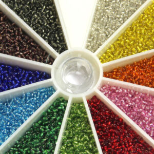 Kép 2/2 - kásagyöngy készlet ezüstközepű kicsi 11 szín