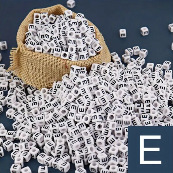 Műanyag kocka betűgyöngy 7x7mm  "E"