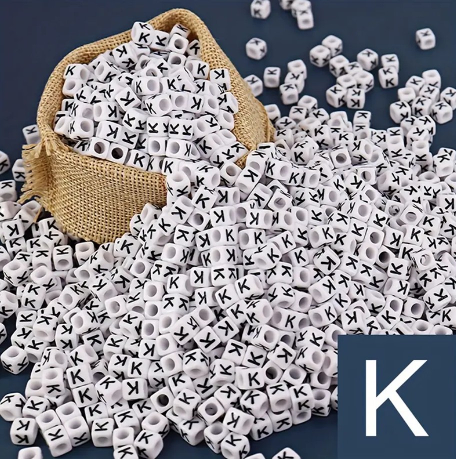 Műanyag kocka betűgyöngy 7x7mm  